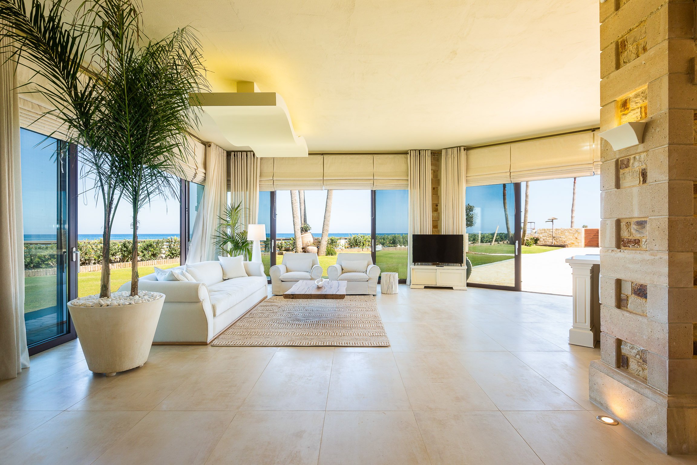 Paralia Beachfront Residence — photograph 4