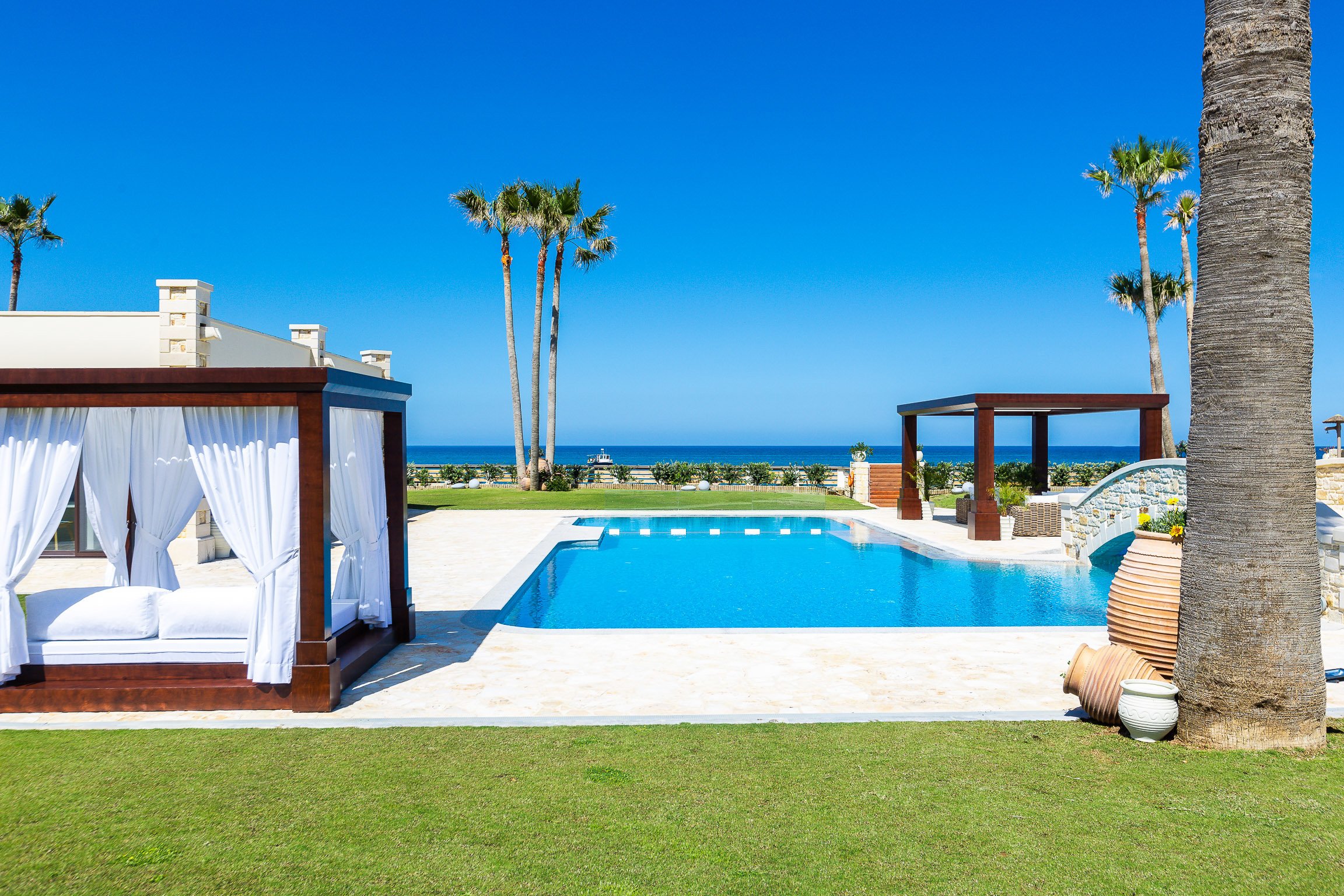 Paralia Beachfront Residence — photograph 2